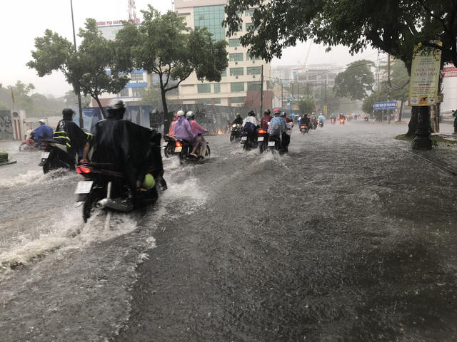 TP HCM: Cửa ng&otilde; s&acirc;n bay T&acirc;n Sơn Nhất rối loạn do ngập nước kết hợp với kẹt xe