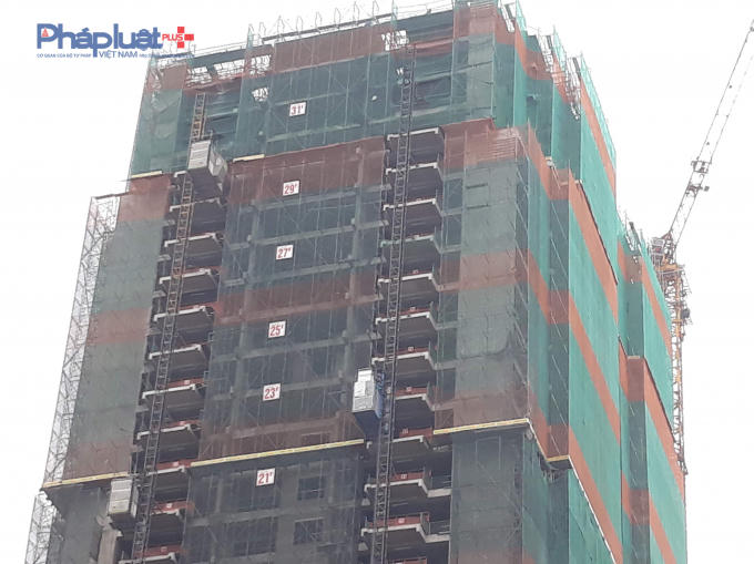 Máy móc vẫn hoạt động tại dự án.