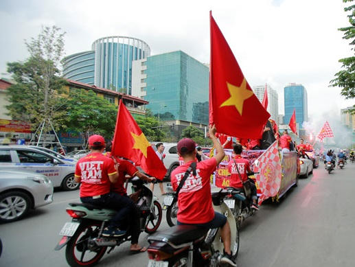 Những bộ đồng phục cờ đỏ sao vàng rực rỡ quanh các trục đường. (Ảnh: Kiến thức)