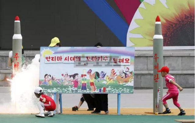 Các em nhỏ Triều Tiên phóng mô hình tên lửa tại công viên giải trí Rungna ở Bình Nhưỡng ngày 1/6. (Ảnh: BTA)