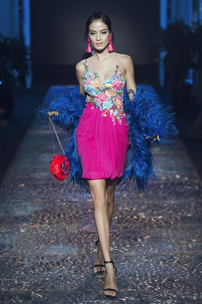 Dàn mẫu hàng đầu catwalk dưới mưa trong show diễn của NTK Lê Thanh Hòa