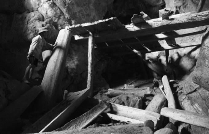 Những cố quan tài được đặt trên một hệ thống giàn dáo.