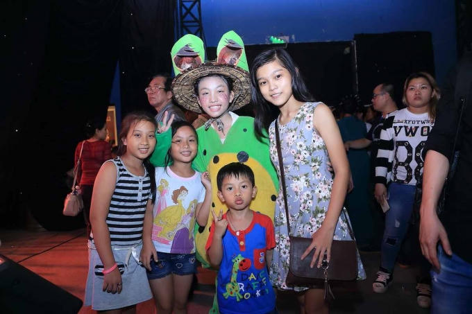 Thiêng Ngân được gia đình đến thăm.