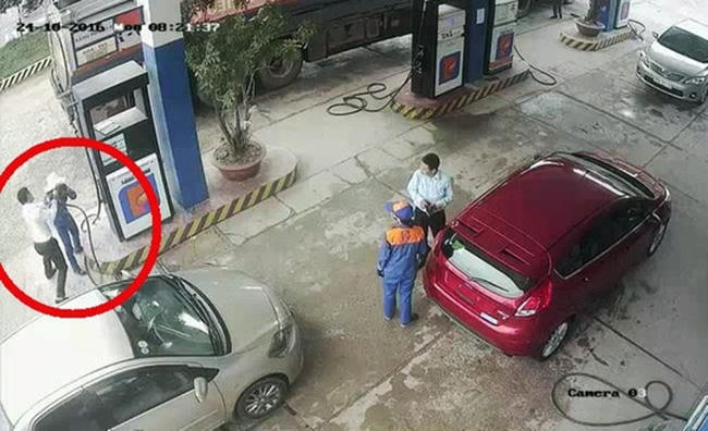 Hành vi hành hung nhân viên cây xăng của ông Đức được camera ghi lại (Ảnh: Báo NLĐ)