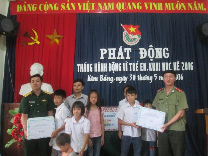 Những phần quà nhỏ được trao cho những trẻ em mồ côi, có thành tích học tập xuất sắc.