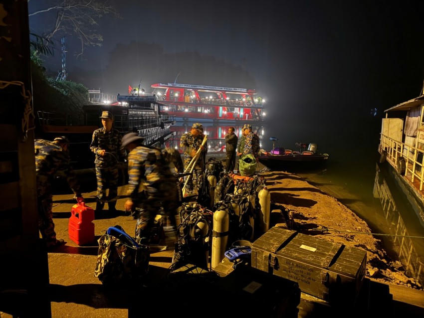 Lữ đoàn Đặc công Hải quân 126 triển khai lực lượng tìm kiếm cứu nạn cứu hộ ngay trong đêm.