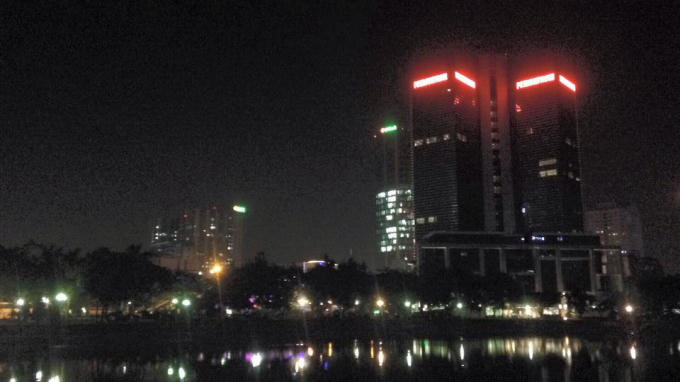 Nhiệt độ qu&aacute; cao khiến hơi n&oacute;ng lưu giữ l&acirc;u. Ng&agrave;y h&ocirc;m qua,&nbsp;l&uacute;c 19h, nhiệt độ H&agrave; Nội vẫn ở mức 40 độ, 22h đ&ecirc;m giảm chậm c&ograve;n 34 độ v&agrave; gần s&aacute;ng nhiệt vẫn c&ograve;n cao 32 độ.