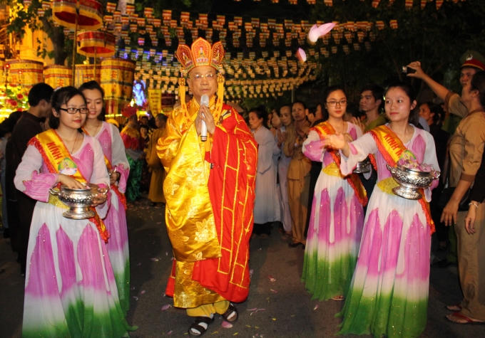 Đường phố cũng được trang hoàng lộng lẫy.