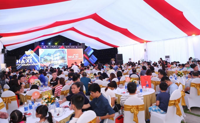 Sự kiện bốc thăm trúng thưởng tại Vinhomes Thăng Long thu hút hàng trăm khách hàng tham dự