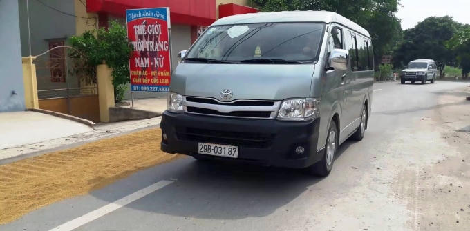 H&agrave; Nội: Mặt đường bị &ldquo;biến&rdquo; th&agrave;nh s&acirc;n phơi th&oacute;c l&uacute;a