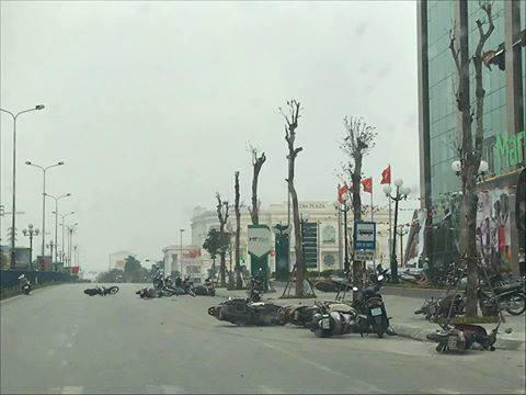 Hàng chục chiếc xe máy bị "quật ngã" trên đường Hùng Vương. (ảnh: Dân Trí)