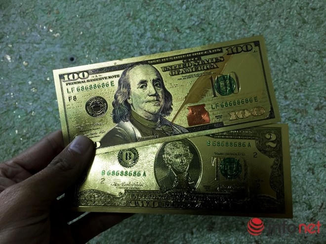 Theo anh Tài, loại tiền đô la lưu niệm làm bằng nhựa in mệnh giá 2 USD và 100 USD này được tiêu thụ nhiều nhất. Giá bán lẻ là 19 ngàn đồng/tờ, nếu khách mua số lượng lớn sẽ được giảm giá.