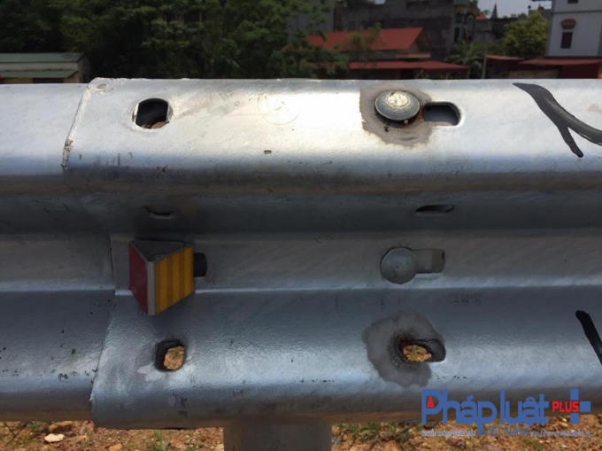 Nếu xảy ra sự cố thì vai trò của những hộ lan này dường như bằng không, vì kết cấu long lẻo khi mất hết đinh ốc.