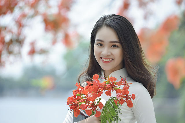 Vẻ đẹp của thiếu nữ tuổi 16 bên hoa phượng vĩ
