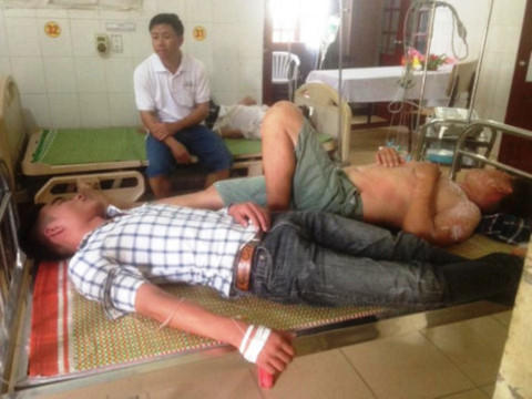 Các nạn nhân bị ong đốt đang được cấp cứu ở bệnh viện. Ảnh: An ninh Thủ đô