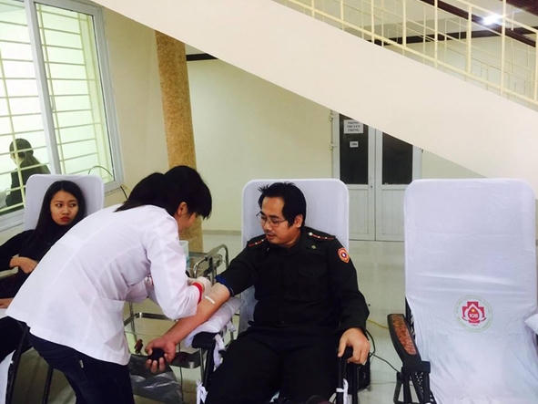 Du học sinh Khon Savanh Chanthavanh (người Lào) tham gia hiến máu