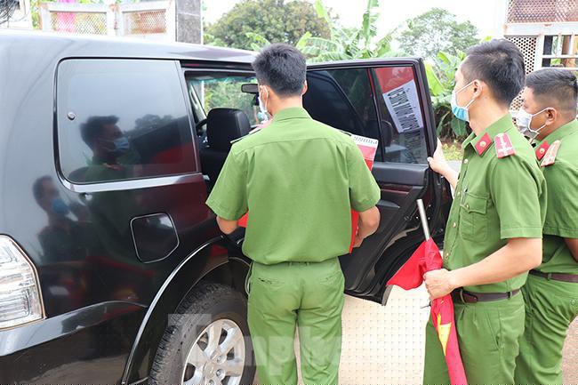 Theo lãnh đạo Trại giam Đắk Trung, thực hiện các điện chỉ đạo của Bộ Công an, Cục C10 về việc triển khai một số biện pháp phòng ngừa lây lan dịch bệnh COVID-19 vào các cơ sở giam giữ, trại tổ chức cho cán bộ chiến sĩ trực 100% quân số tại đơn vị. Trong ảnh, các cán bộ, chiến sĩ vận chuyển hòm bỏ phiếu di động tới trại.