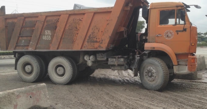 Mỗi lần xe ra vào kéo theo rất nhiều bùn đất.