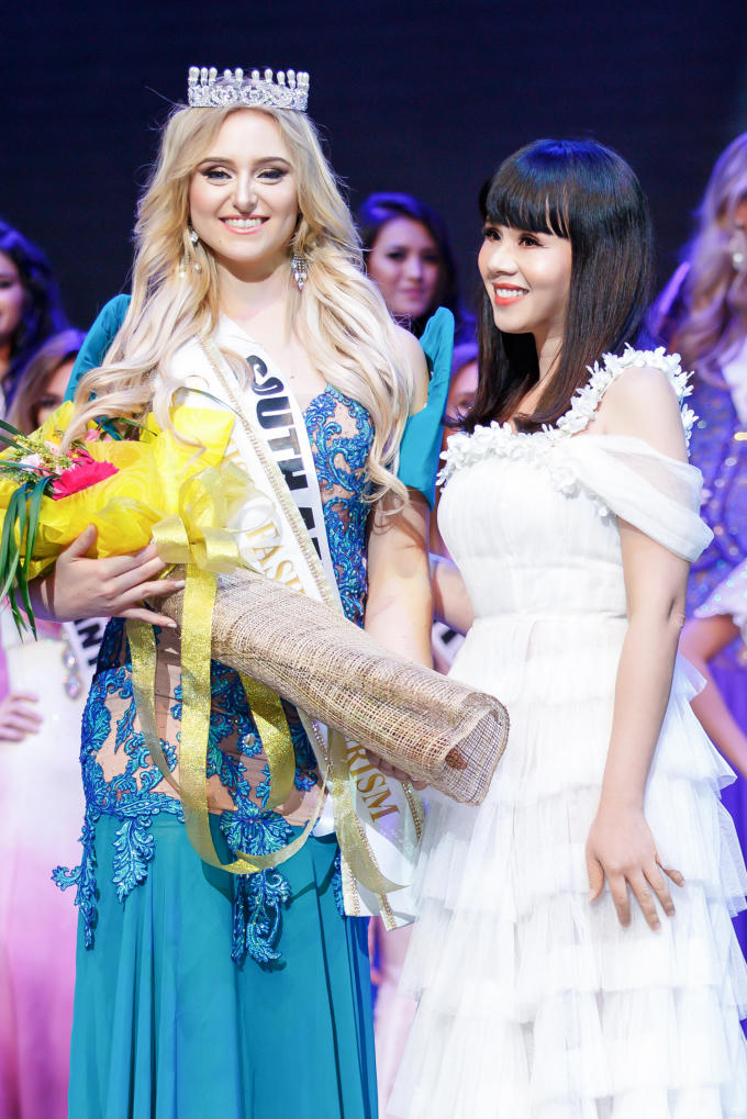 Hà Thu mặc gợi cảm hội ngộ Hoa hậu Hằng Nguyễn tại Philippines