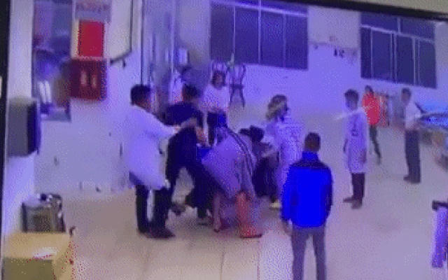 Clip: Người nhà bệnh nhân lao vào hành hung điều dưỡng, bảo vệ bệnh viện gục tại chỗ