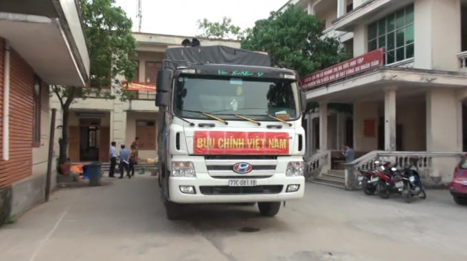 Chiếc xe tải đội lốt Bưu chính Việt Nam chở thịt cùng nội tạng thối.
