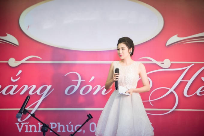 Á hậu Tú Anh thử sức làm MC nhiều sự kiện.