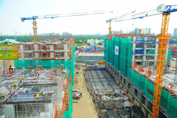 Chủ đầu tư chạy đua với thời gian sớm hoàn thành dự án bàn giao cho khách hàng.