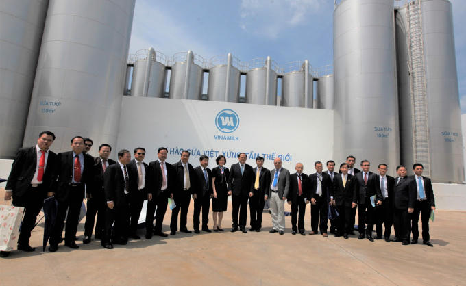 Phó Thủ tướng nước Cộng hòa Dân chủ Nhân dân Lào Sonexay Siphandone, lãnh đạo tỉnh Bình Dương và lãnh đạo Vinamilk chụp hình lưu niệm tại Nhà máy Sữa Việt Nam.