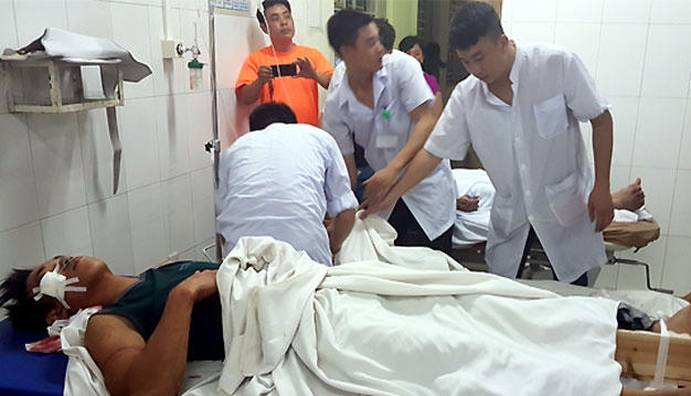 Các nạn nhân đang được cấp cứu tai bệnh viện.