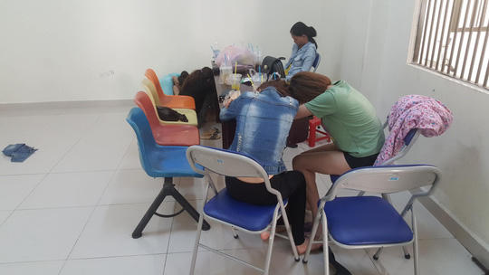 Các nữ tiếp viên tại trụ sở công an. (Ảnh: báo Người lao động)