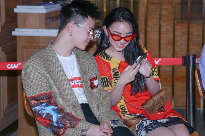 Cặp đôi Châu Bùi, Cao Minh Thắng trải nghiệm rạp chiếu phim giường nằm đầu tiên tại Hà Nội