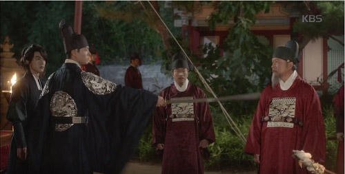 Mây họa ánh trăng tập 13: Kim Yoo Jung trao người yêu nụ hôn từ biệt