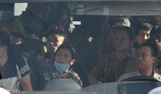 Ở một số xe khách tuyến Thái Bình, tình trạng nhồi nhét vẫn diễn ra, giá vé cũng tăng so với những ngày bình thường từ 20.000 - 30.000 đồng/vé/người.