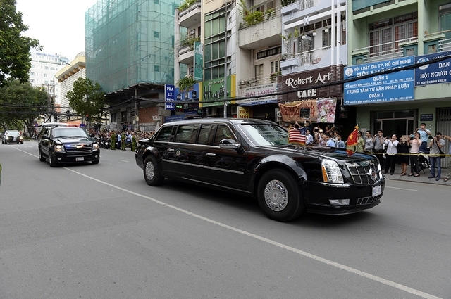 Dọc theo tuyến đường ra sân bay, người dân đứng hai bên đường chào Tổng thống.