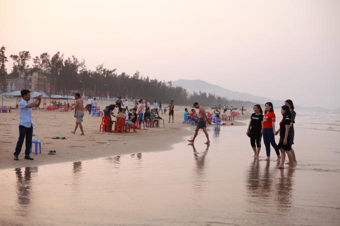 Trong ngày đầu khai trương mùa du lịch biển, lượng du khách đổ về rất đông.