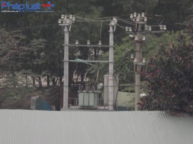 cột điện cao thế chỉ cách điểm tập kết chừng vài mét