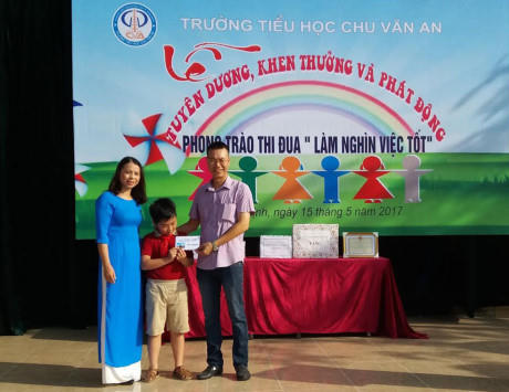 Em Đại tận tay trao trả số tiền nhặt được cho anh Phạm Thanh Tùng. (Ảnh: CAND)