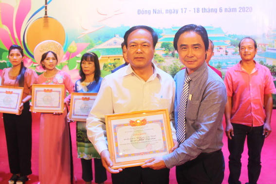 H2 Ong  Do Van Dung trao giai nhat