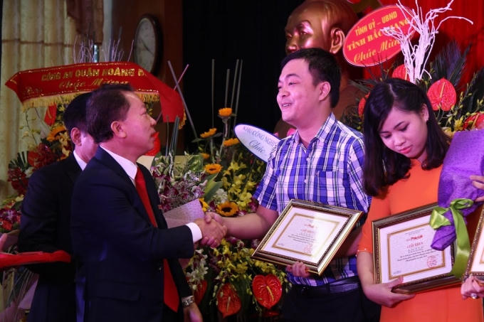 Tiến sỹ, Nhà Báo, Đào Văn Hội - Tổng Biên tập Báo Pháp Luật Việt Nam khen thưởng các cộng tác viên xuất sắc.