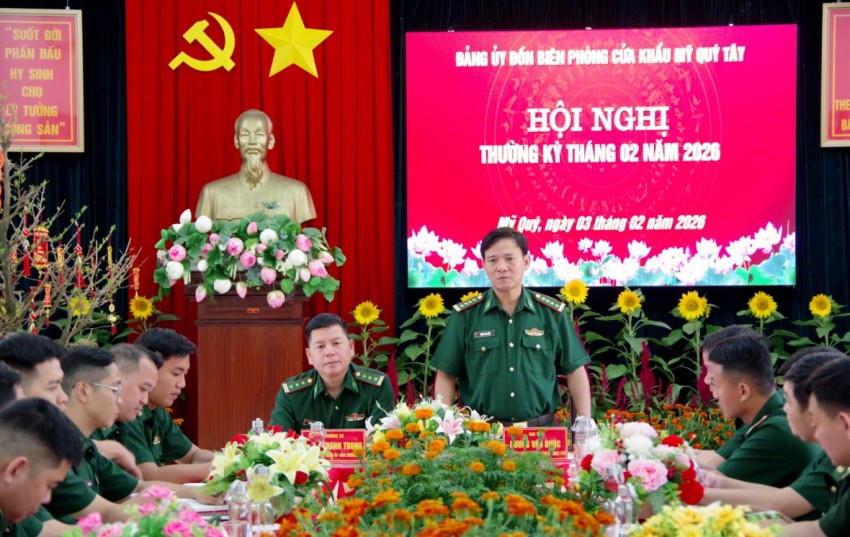 Đại tá Dương Văn Dược - Bí thư Đảng ủy, Chính ủy Ban Chỉ huy BĐBP tỉnh phát biểu chỉ đạo tại hội nghị