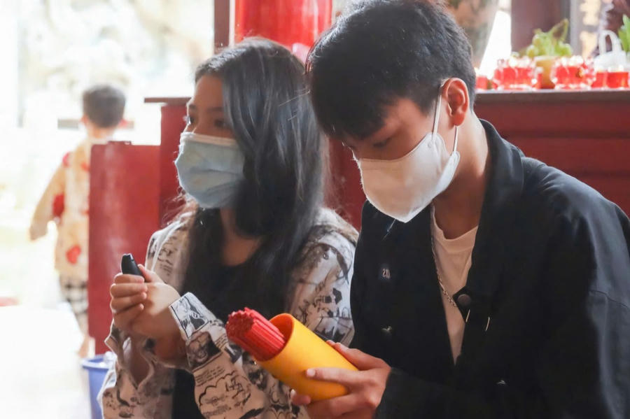 Người dân thành tâm đảnh lễ