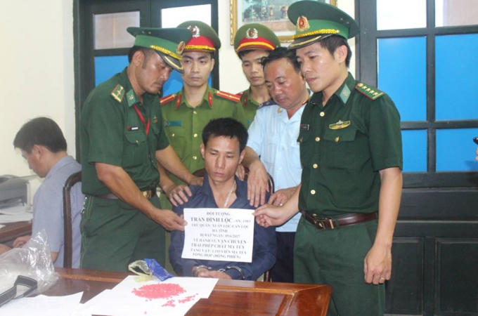 Đối tượng Trần Đình Lộc và 1268 viên ma túy tổng hợp bị bắt giữ tại cơ quan chức năng.