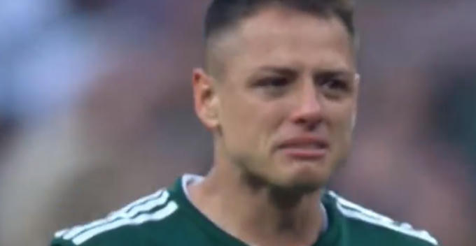 Chicharito nức nở sau trận đấu. (Ảnh: Cắt từ clip)