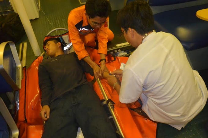 Bác sỹ sơ cứu cho nạn nhân.