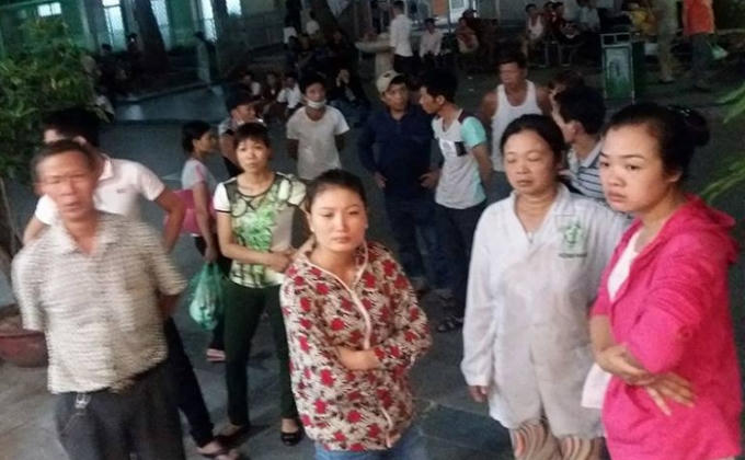 Người nhà nạn nhân tập trung tại bệnh viện Bạch Mai sau khi nhận được thông tin người nhà tử vong.