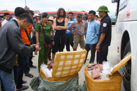 Du khách người nước ngoài ngạc nhiên vì trên xe vận chuyển nội tạng động vật. Nhiều người đã dùng máy quay phim ghi lại hình ảnh trên.