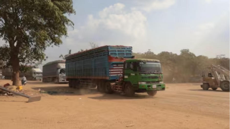 Xe chở khoai mì vào bãi tập kết sau khi được thông quan tại Cửa khẩu Chàng Riệc (Tây Ninh) Ảnh Tiền Phong.
