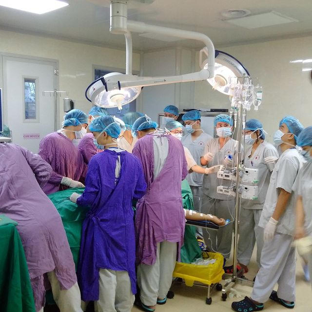 Ca phẫu thuật được tổ chức tối cấp cứu ngay trong đêm đã cứu được tính mạng của chàng trai trẻ bị vỡ tim, mất máu ồ ạt.