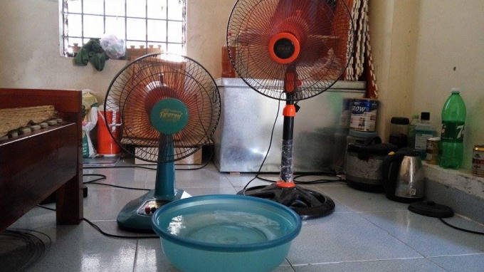 Một cách chống nóng rất độc đáo nhưng vì nhiệt độ cao nên đá tan rất nhanh.