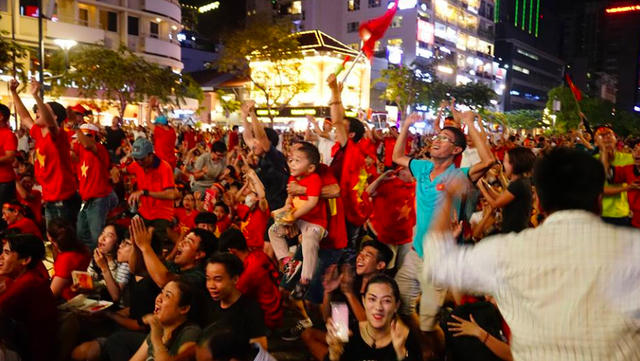 Người d&acirc;n cả nước s&ocirc;i động mừng chiến thắng của đội tuyển Việt Nam